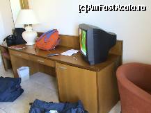 P64 [MAR-2011] Peniscola Plaza Suites - televizorul și sub el minibarul