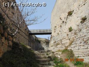 P40 [JAN-2025] Lacoste, zona în ruine a castelului, pasarela de intrare în curtea castelului