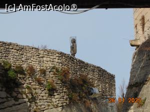 P42 [JAN-2025] Lacoste, zona în ruine a castelului, se vede bustul marchizului de Sade