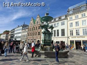 P23 [SEP-2025] Copenhaga, Storkespringvandet - Fântâna Cu Barză în piața Amagertorv pe strada pietonală Strøget și case frumoase...