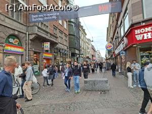 P39 [SEP-2025] Copenhaga, Intrarea sudică a străzii pietonale Strøget din Piața Primăriei, curcubeul apare în toate țările nordice