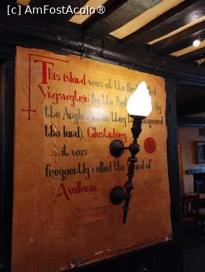 P01 [OCT-2025] Inscripţii cu amănunte istorice pe pereţii superbului pub din Glastonbury 