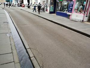 P12 [OCT-2025] Şanţuri cu apă provenită din izvoarele ce dau numele Wells-ului. Curg prin centrul oraşului.