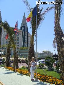 P56 [JUN-2012] Pai ce, numai americanii sa se fotografieze cu drapelul lor? Dupa cum vedeti trei steaguri pe o parte in ordinea :Germania, Anglia si Romania Pe partea cealalta erau Rusia, Turcia si nu mai stiu ce...