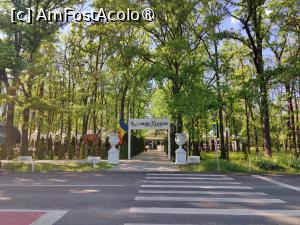 P02 [APR-2025] Intrarea în complex văzută de partea cealaltă a șoselei