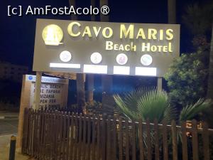 P29 [APR-2025] Cavo Maris Beach Hotel - firma de la stradă cu reclama la patru din restaurantele disponibile