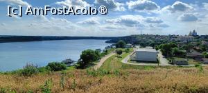 P08 [MAY-2025] Vedere spre Dunăre și micul port al orașului.