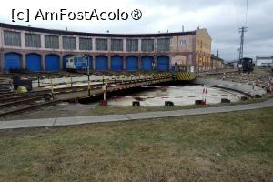 P27 [JAN-2024] Placa turnantă – în spatele ei, în dreapta se poate observa locomotiva 388.002