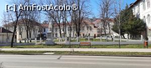 P27 [MAR-2025] Bârlad, Casa de copii școlari și  Statuia „Neculai Roșca Codreanu” văzute de vizavi de lângă blocul unde este și Apartament Elena