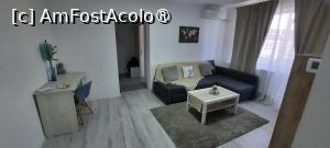 P06 [MAR-2025] Bârlad, Apartament Elena, Livingul, invitație la lucru, pozat dinspre baie, se vede și holul de intrare