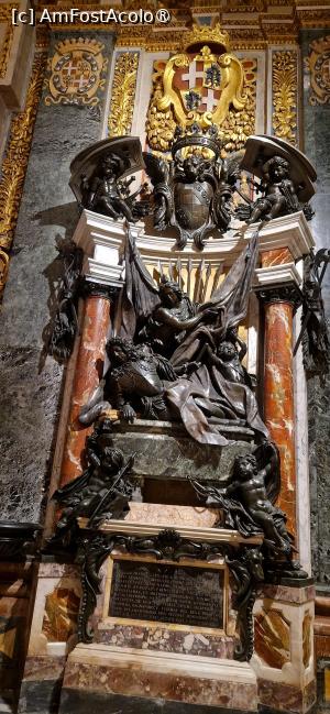 P15 [MAY-2025] 15. O lucrare superbă, sculptată în marmură neagră, în memoria unui Mare Maestru al Ordinului.