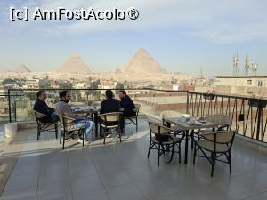 P35 [FEB-2026] Giza, Egipt, „Pyramids Spiritual Gate” Hotel, Terasa, în plan îndepărtat Platoul Giza cu Piramidele lui, așa se vedeau...